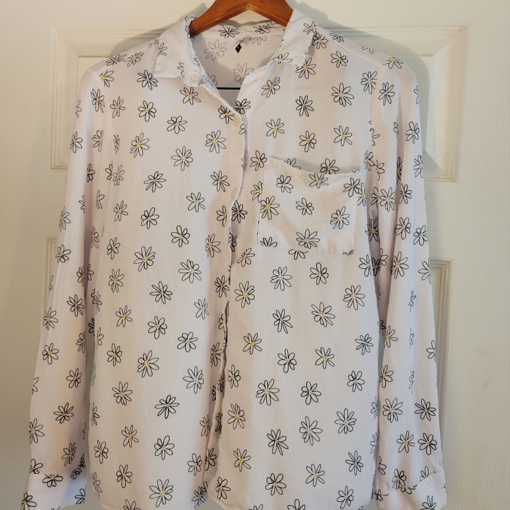 Women's Koaj Button Up Blouse Size Small Back & White Daisy Print